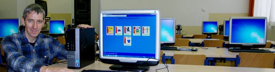 Joachim Kleinlein im Computerraum einer Schule